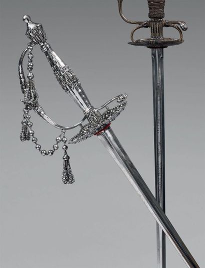 null Très belle épée de cour:
Garde en acier poli glace à facettes et pointes de...