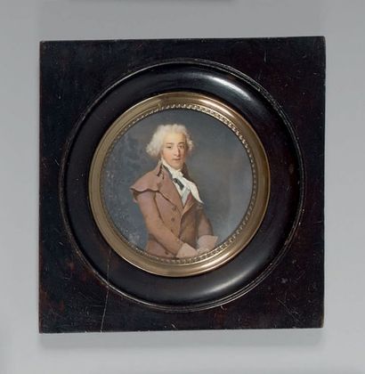 null Miniature ronde sur ivoire: Portrait d'un officier émigré en manteau de cavalerie...