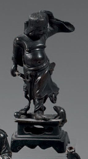 CHINE Deux statuettes en bronze à patine brune, Zhong Kui debout sur une jambe et...