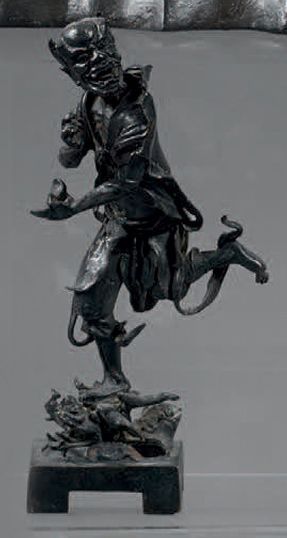 CHINE Deux statuettes en bronze à patine brune, Zhong Kui debout sur une jambe et...