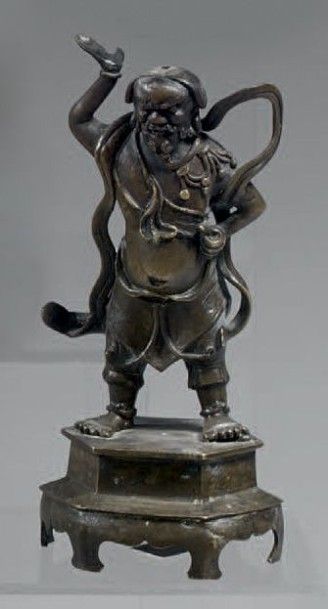 CHINE Ensemble en bronze à patine brune comprenant deux statuettes de gardiens debout,...