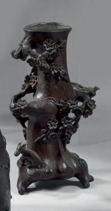 CHINE Vase en forme de tronc d'arbre en bronze à patine brune à décor en relief de...