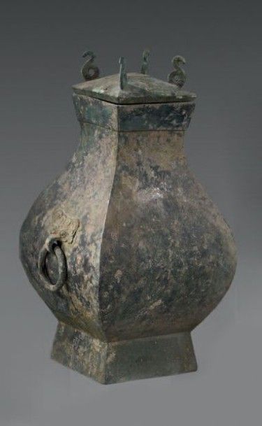 CHINE Vase de forme «fang hu», en bronze à patine gris verte, deux anses en forme...