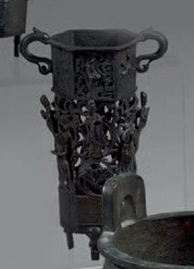 CHINE Ensemble en bronze à patine brune, comprenant un vase «hu», un vase balustre...