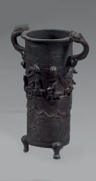CHINE Vase tripode en bronze à patine brune à décor en relief de personnages dans...