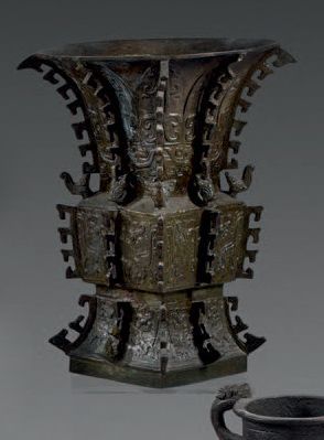 CHINE Vase de forme «zun» en bronze à patine brune à décor ciselé de masques de taotie...