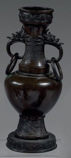 JAPON Deux vases de forme balustre en bronze à patine brune, deux anses en forme...
