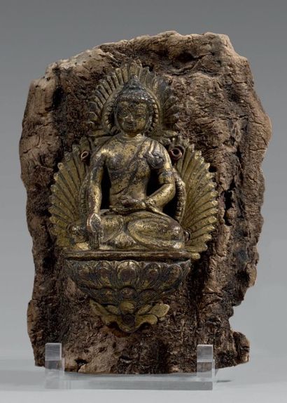 TIBET Elément en laiton doré, bouddha Shakyamuni assis sur une base en forme de lotus...