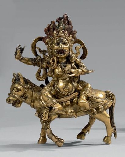 TIBET Petit groupe en bronze doré, Sri Devi debout sur sa mule, la main droite en...