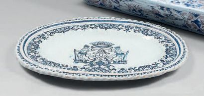 SAINT-CLOUD Intéressant plat ovale godronné en bordure, décoré en camaïeu bleu de...