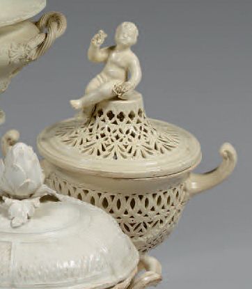 ANGLETERRE ou ITALIE Vase couvert ajouré de forme balustre, reposant sur un piédouche...