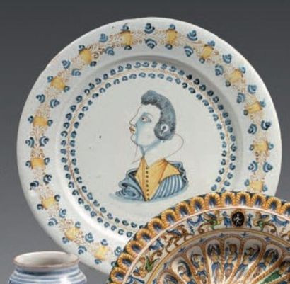 Castelli Grand plat circulaire décoré en polychromie a compendiario d'un profil en...