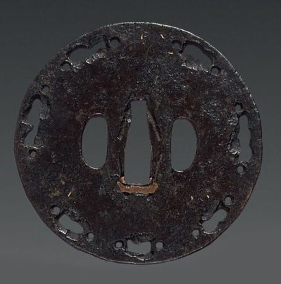 null Tsuba en fer avec ajourages sur le bord.
D: 8,5 cm