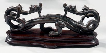 CHINE Ornement en bronze à patine brune en forme de deux dragons s'affrontant et...