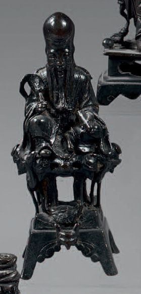 CHINE Deux statuettes en bronze à patine brune, Shou Lao assis sur un lotus accompagné...