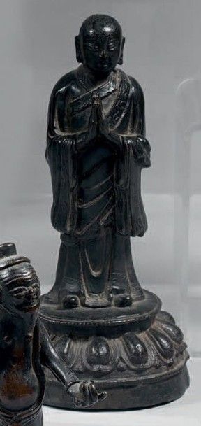 CHINE Deux statuettes de moines en bronze à patine brune, debout sur un socle en...