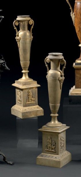 null Paire de vases «amphore» en bronze ciselé et doré; les panses fuselées à anses...