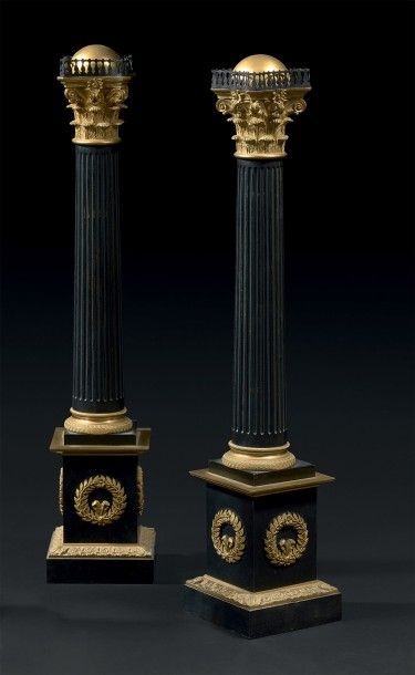 null Paire de colonnes en bronze ciselé, patiné et doré; le chapiteau corinthien,...