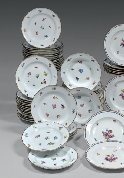 MEISSEN Trente-six assiettes plates et quatorze à potage, bordure contournée, décor...