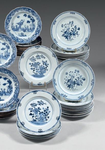 CHINE 27 assiettes rondes, à décor divers en bleu sous couverte (paysage, bouquets...