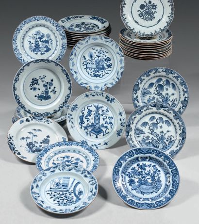 CHINE Vingt-six assiettes circulaires, à décor divers en bleu sous couverte (paysage,...