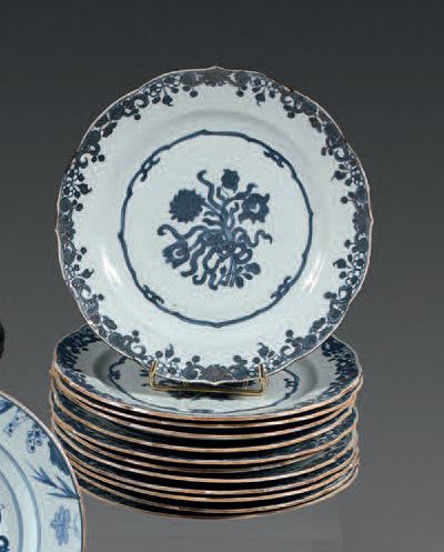 CHINE Douze assiettes à contours, à décor en bleu sous couverte de fleurs nouées
XVIIIème...