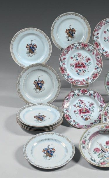 CHINE de COMMANDE Neuf assiettes circulaires, décor en émaux de la famille rose d'armoiries...