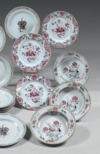 CHINE Six assiettes circulaires, décor en émaux de la famille rose, dont trois à...
