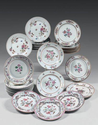 CHINE Dix-sept assiettes circulaires, décor divers en émaux de la famille rose (objets...