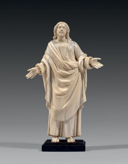 null Christ Sauveur en ivoire sculpté en ronde bosse, représenté en pied, ses mains...