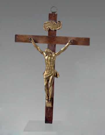 null Christ en bronze doré, son perizonium aux plis horizontaux noué à sa gauche,...