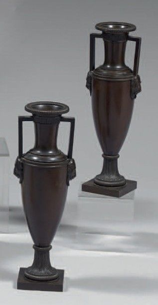 null Paire de vases «fuseau» en bronze ciselé et patiné; les anses à bandeau bretté...