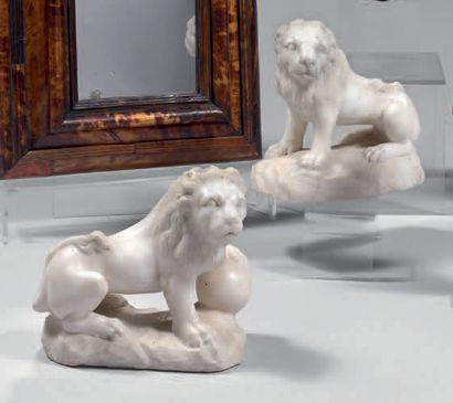 null Paire de lions sculptés en ronde-bosse en marbre blanc de Carrare, représentés...