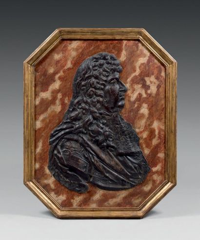 null Profil droit de Louis XIV représenté cuirassé en cuir bouilli-gaufré
XVIIème...
