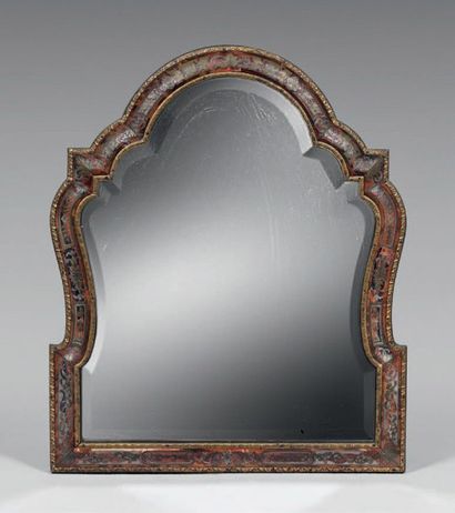 null Miroir biseauté dans un cadre mouluré et marqueté d'étain et laiton gravés sur...