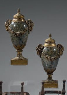 null Paire de vases simulés en bronze ciselé et doré et serpentine; les prises à...