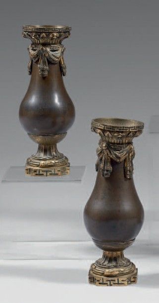 null Paire de petits vases en bronze ciselé ou tourné, patiné ou doré, les cols à...