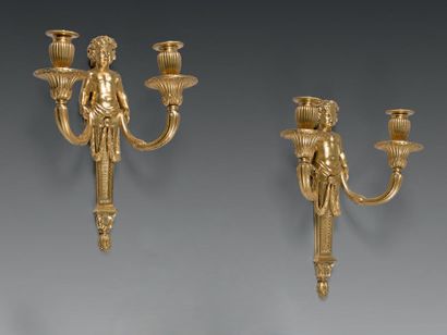 null Paire d'appliques à deux lumières en bronze ciselé et doré, les platines à putto...