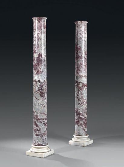 null Paire de colonnes en marbre brèche violet, reposant sur des bases quadrangulaires,...