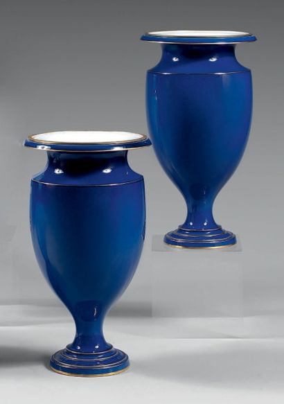 SÈVRES Paire de vases de forme balustres à fond bleu cerné de filets dorés, portent...