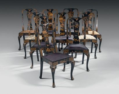 null Suite de dix chaises en acajou laqué noir rehaussé de motifs or dans le goût...