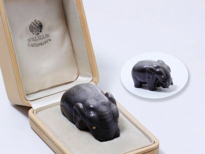 KOECHLI 
Rare modèle d'éléphant en obsidienne à reflets argentés finement taillée...