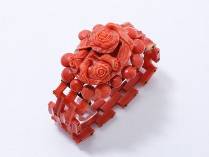 null Bracelet articulé en or 585 millièmes habillé de boutons de rose en corail sculpté....