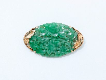 null Broche en or 585 millièmes à décor floral retenant une motif ovale en jade repercé.
Travail...