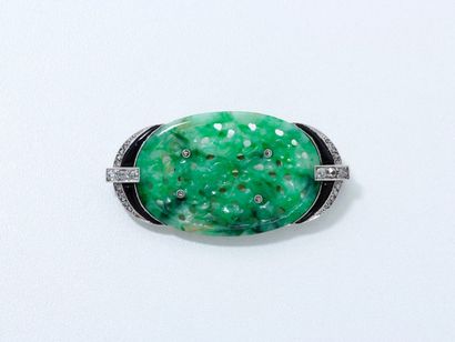 null Broche ovale en or 750 et platine 850 millièmes, décorée d'une plaque de jade...
