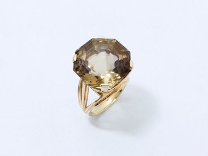 null Bague en or 750 millièmes, ornée d'un quartz fumé taille octogonale facettée...