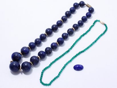 null Lot composé de 2 colliers en lapis lazuli et pierres fines teintés, les fermoirs...