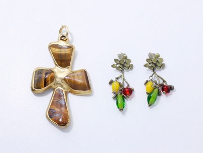 null Lot de bijoux fantaisies, composé d'un pendentif stylisant une croix ornée de...
