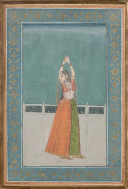null Jeune femme debout sur une terrasse, Inde moghole, XVIIIème siècle
Gouache sur...