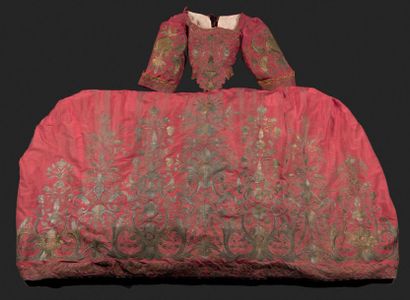 null Robe de cour brodée de type Mantua, Angleterre ou Italie, début XVIIIe siècle....